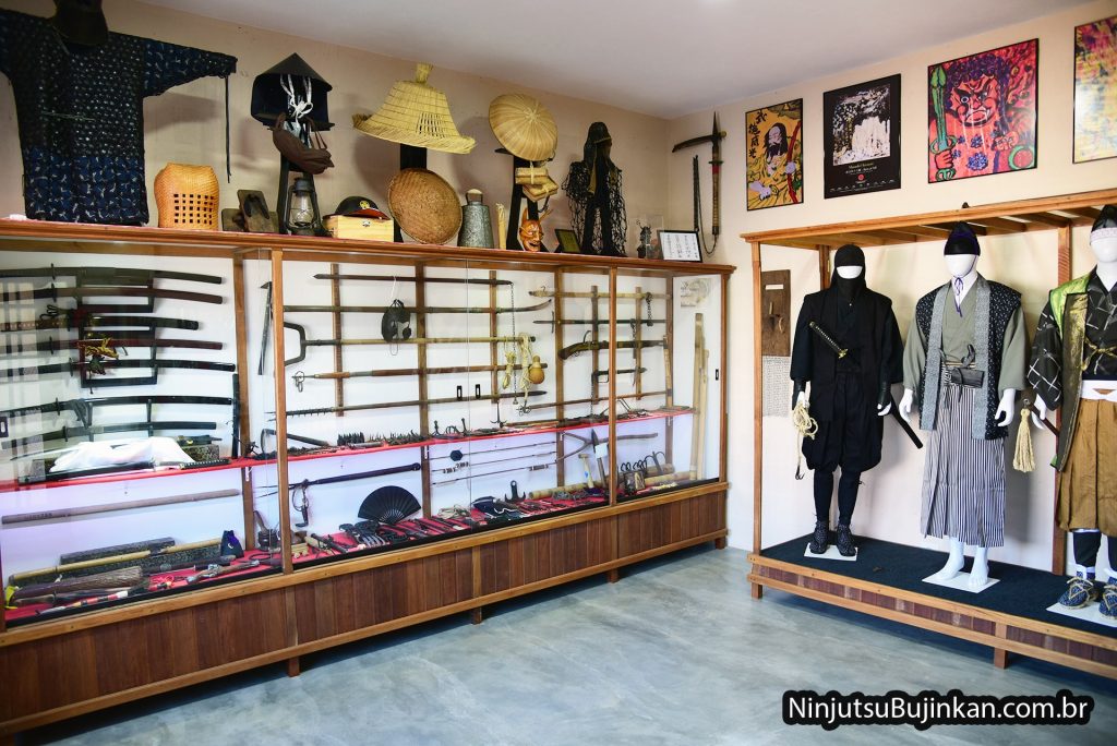 Vitrine de Armas e Equipamentos Ninja